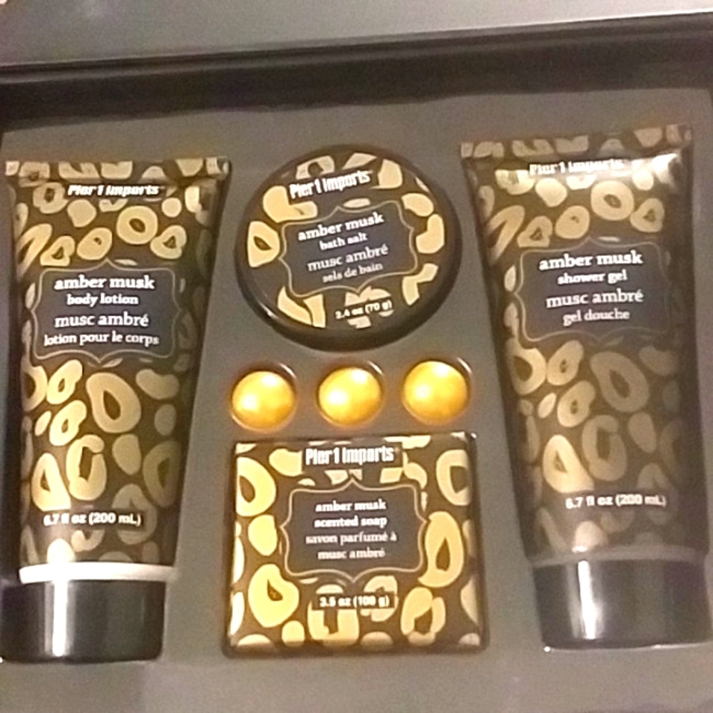 🔥$8.00 FIRM🔥Pier 1 Imports Amber Musk Bath Gift Set
